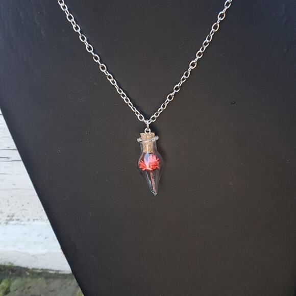 Red dried flower glass bulb necklace - Picture 2 of 5